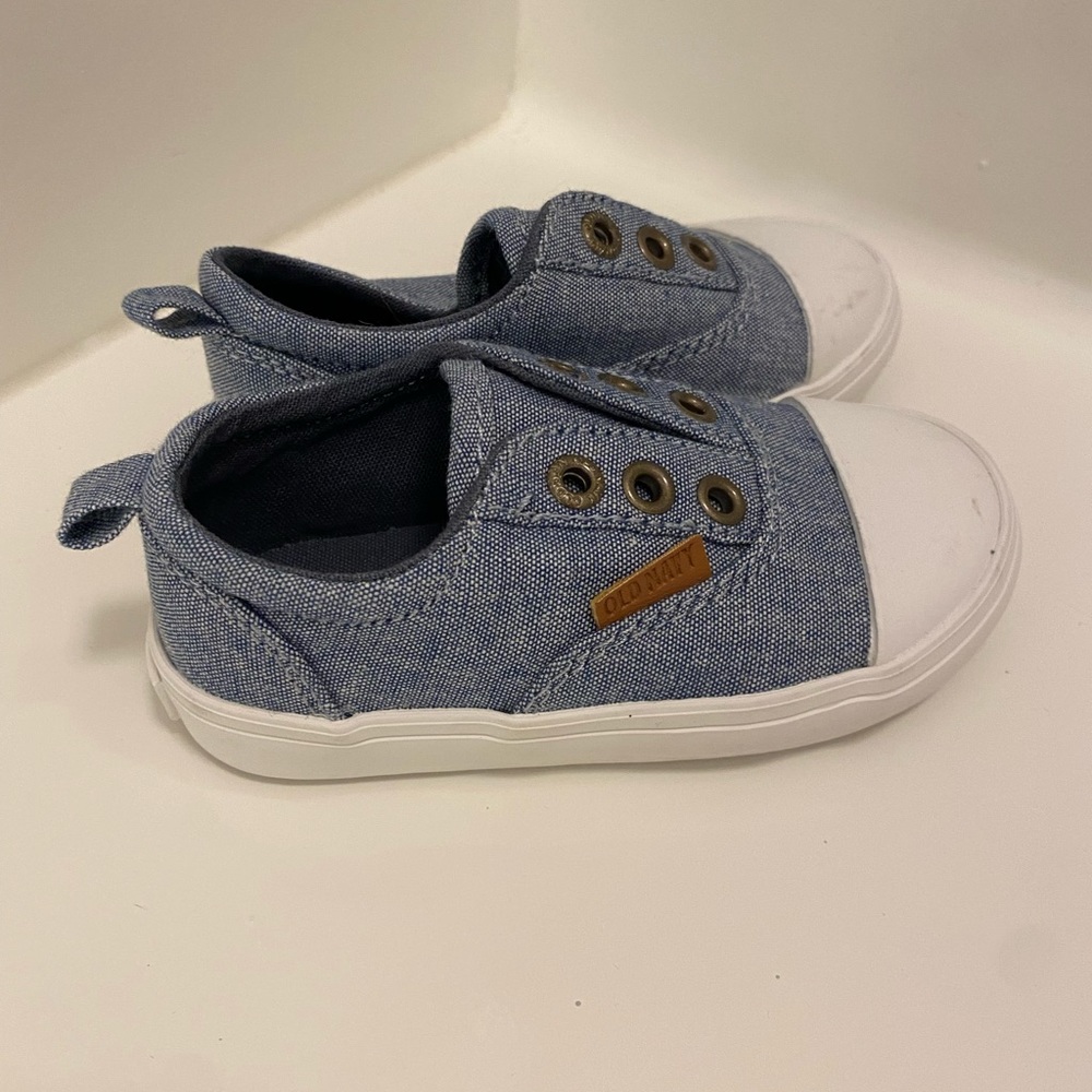 Toddler Boys Old Navy shoes size 5